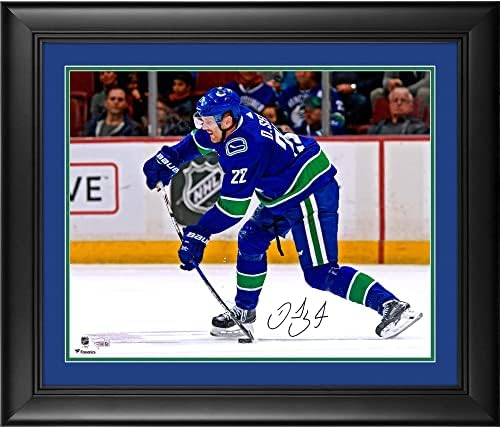 Daniel Sedin Vancouver Canucks Çerçeveli İmzalı 16 x 20 Mavi Jarse Fotoğraf Çekimi-İmzalı NHL Fotoğrafları